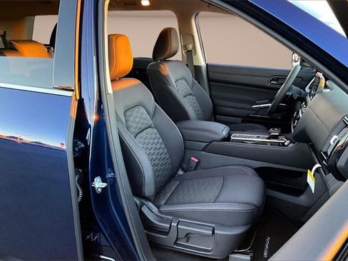 New 2025 Nissan Pathfinder SV image 9