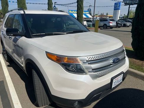 Used 2014 Ford Explorer XLT w/ Equipment Group 202A image 3