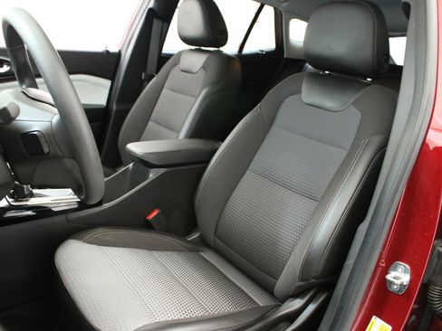 Used 2024 Chevrolet Trax LT FWD image 25
