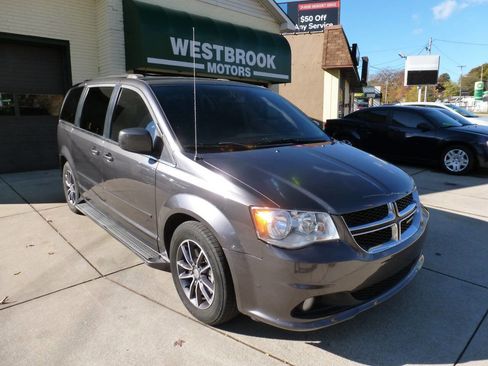 Used 2017 Dodge Grand Caravan SXT image 1