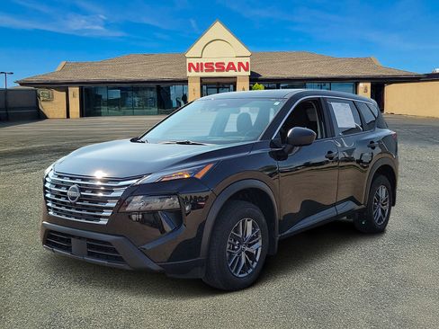 Used 2025 Nissan Rogue S image 2