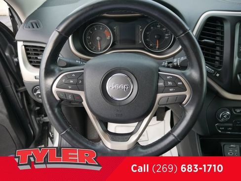 Used 2016 Jeep Cherokee Latitude FWD image 29