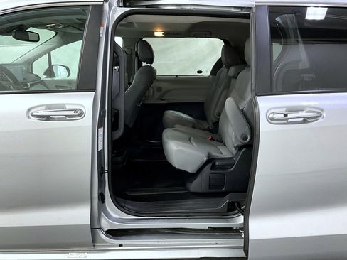 Used 2024 Toyota Sienna XLE image 17