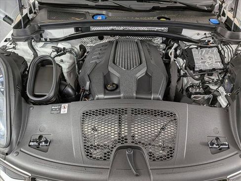 Certified 2025 Porsche Macan image 27