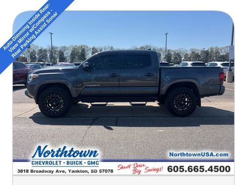 Used 2018 Toyota Tacoma TRD Sport AWD/4WD image 13