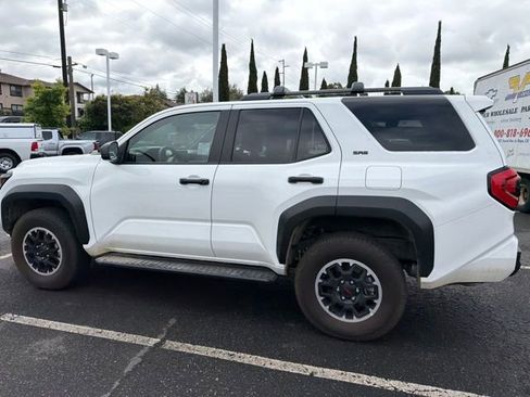 Used 2025 Toyota 4Runner SR5 AWD/4WD image 18