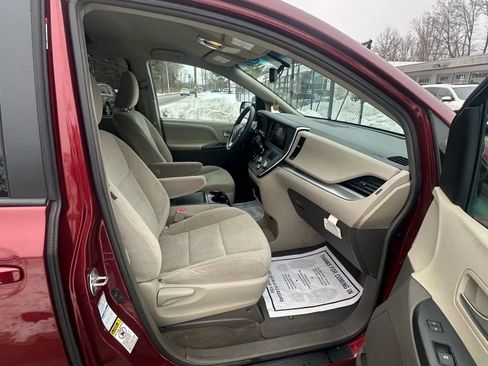Used 2016 Toyota Sienna LE image 29
