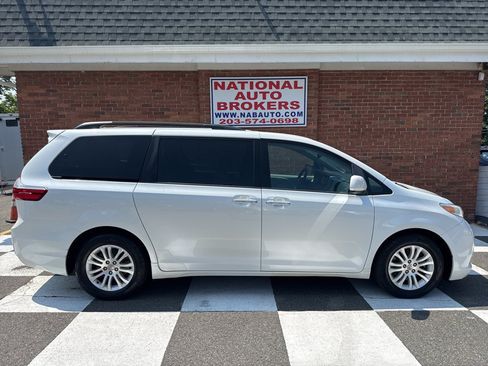 Used 2016 Toyota Sienna XLE FWD image 2