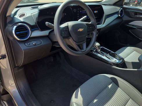 Used 2025 Chevrolet Trax LT FWD image 16