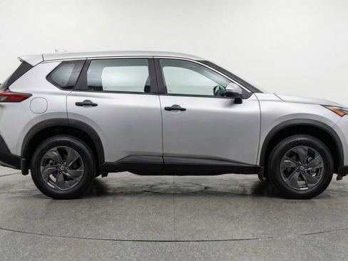 Used 2025 Nissan Rogue SV image 11