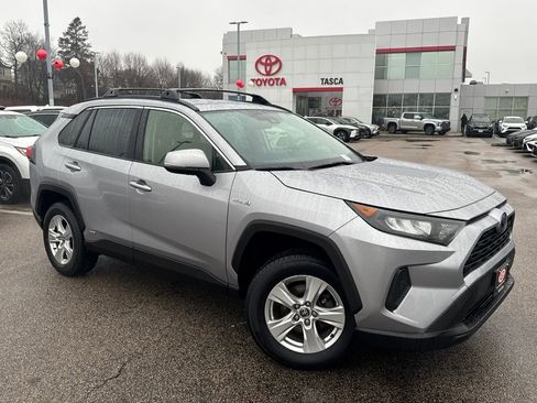 Used 2020 Toyota RAV4 LE image 1
