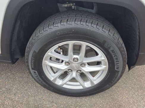 Used 2025 Jeep Grand Cherokee L Laredo RWD image 17