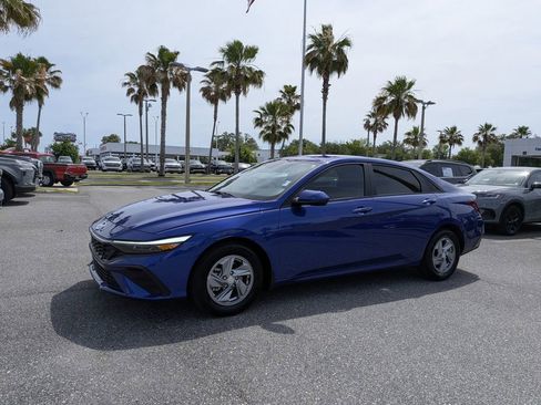 Used 2024 Hyundai Elantra SE FWD image 7