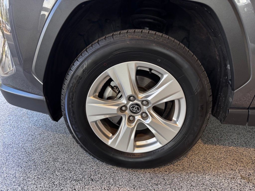 Certified 2021 Toyota RAV4 XLE w/ Convenience Package AWD/4WD image 16