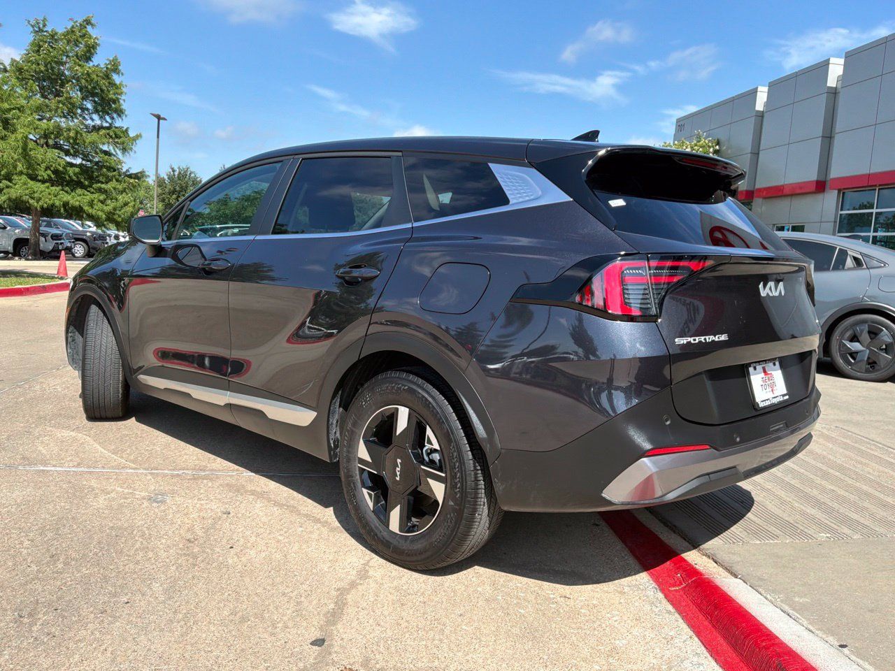 Used 2026 Kia Sportage LX FWD image 9