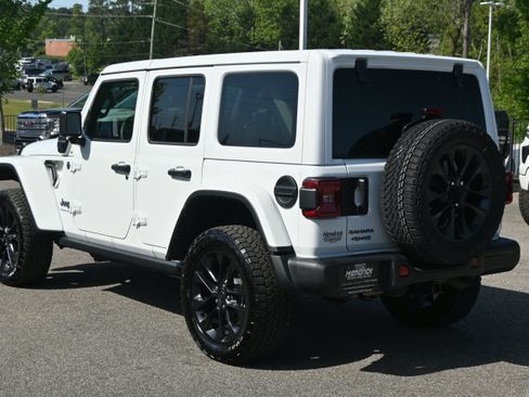 Used 2025 Jeep Wrangler Unlimited Sahara AWD/4WD image 11