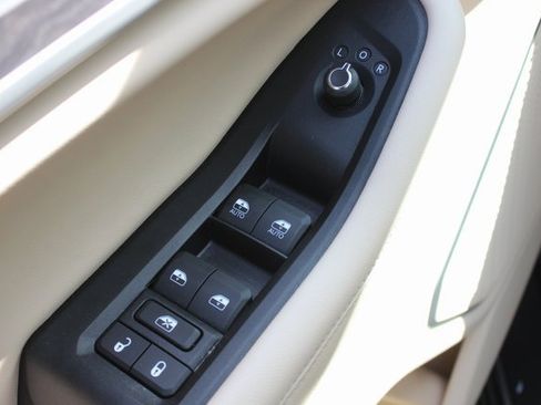 Used 2022 Jeep Grand Cherokee Limited image 19