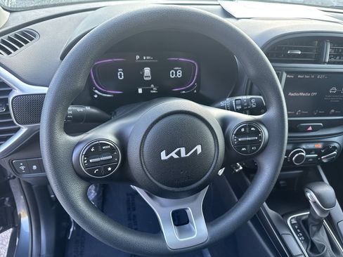Used 2025 Kia Soul LX w/ LX Technology Package FWD image 17
