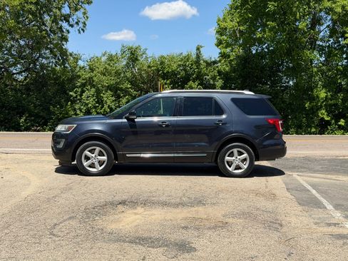 Used 2017 Ford Explorer XLT w/ Equipment Group 202A AWD/4WD image 4