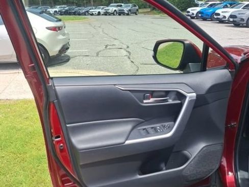 Used 2019 Toyota RAV4 XLE w/ Carpet Mat Package AWD/4WD image 8