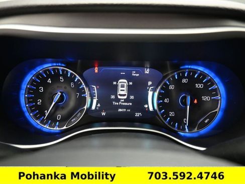 Used 2024 Chrysler Pacifica Touring-L image 10