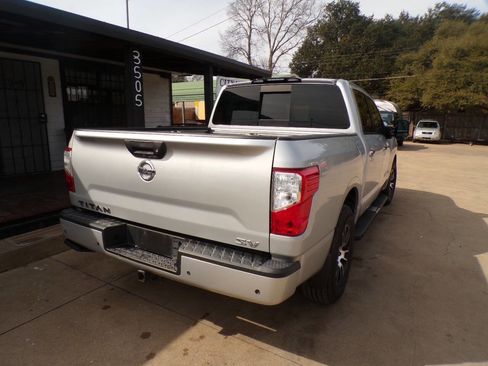 Used 2020 Nissan Titan SV w/ SV Convenience Package image 7