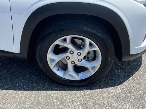 Used 2024 Chevrolet Trax LS w/ LS Convenience Package FWD image 7
