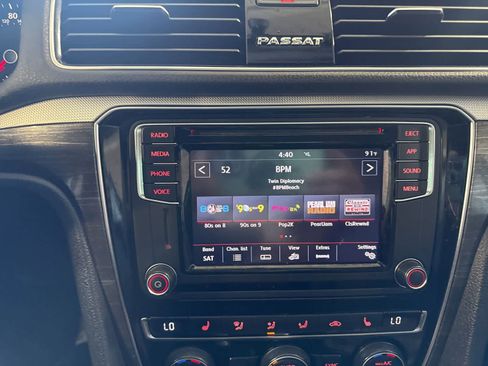 Used 2018 Volkswagen Passat 2.0T SE FWD image 24