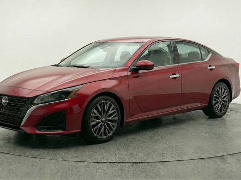 Used 2025 Nissan Altima 2.5 SV image 3
