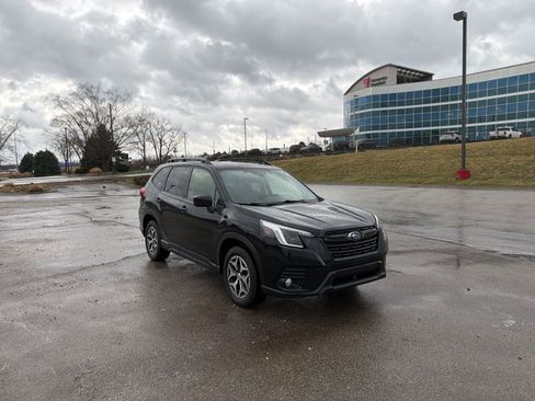 Used 2023 Subaru Forester Premium image 3