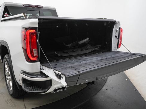 Used 2023 GMC Sierra 1500 Denali w/ Technology Package AWD/4WD image 9