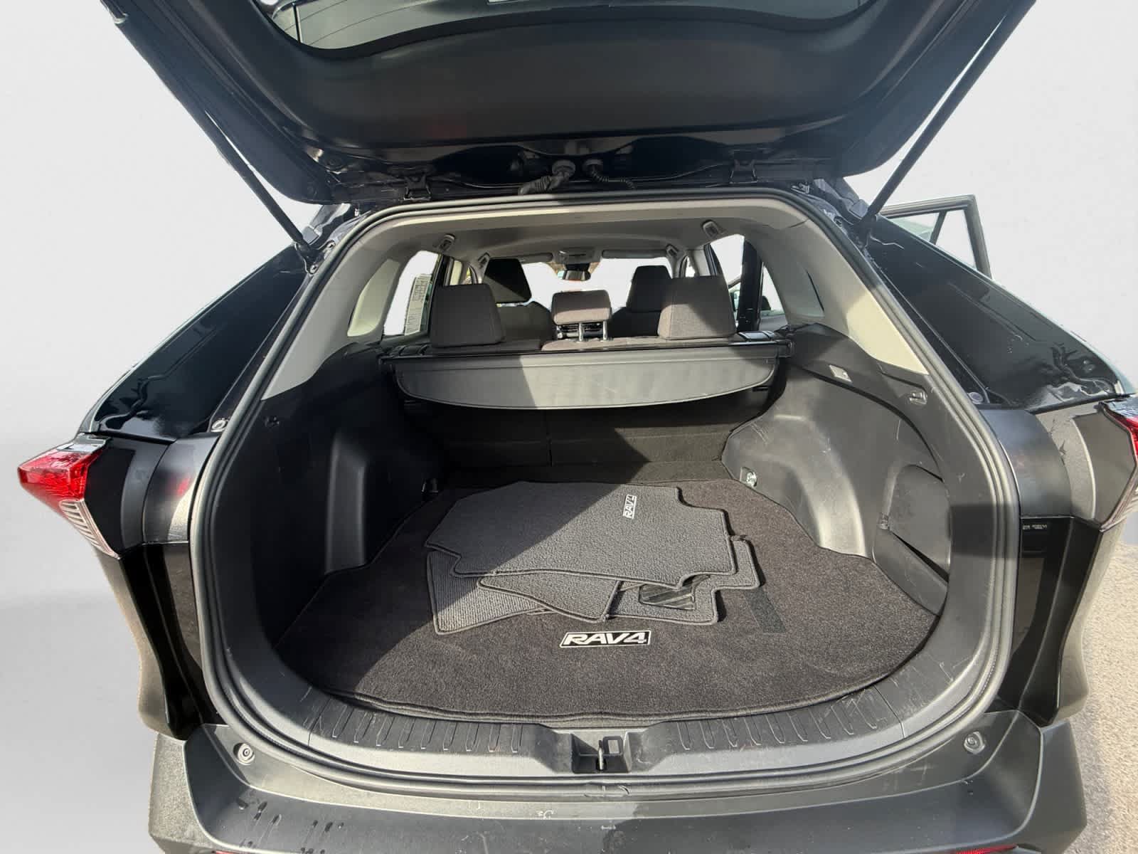 Used 2021 Toyota RAV4 LE w/ Carpet Mat Package (TMS) AWD/4WD image 23