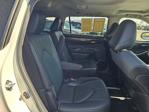 Used 2023 Toyota Highlander Limited FWD image 12