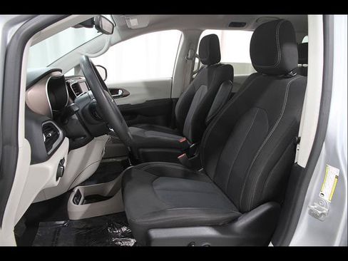 Used 2023 Chrysler Voyager LX FWD image 5