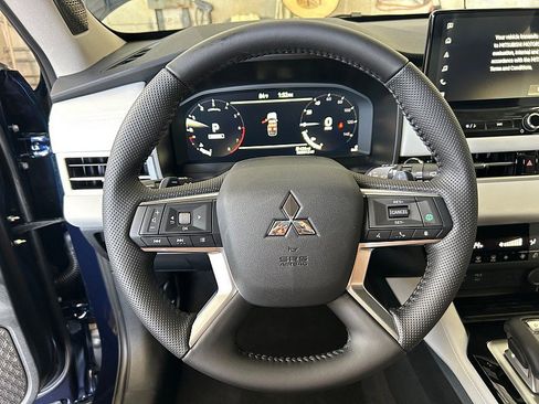 New 2025 Mitsubishi Outlander SE image 22