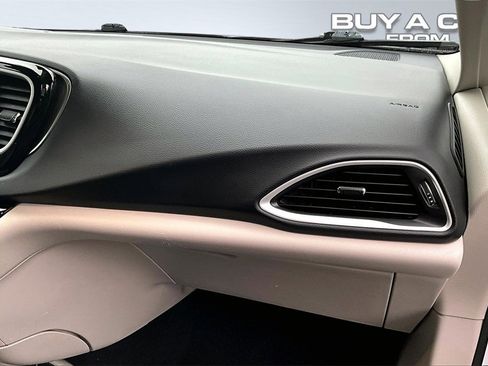 Used 2023 Chrysler Pacifica Touring-L image 17