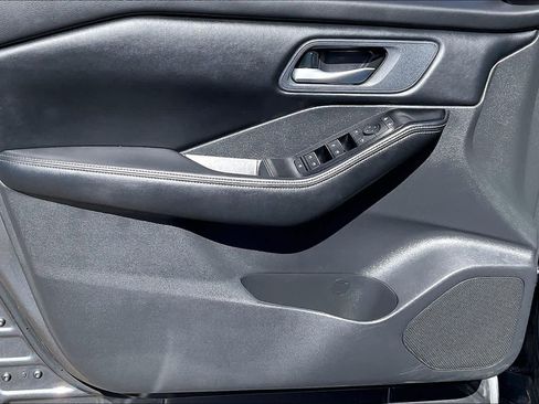 Used 2025 Nissan Rogue SV image 21