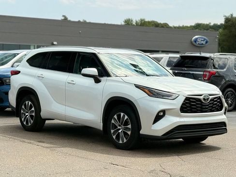 Used 2022 Toyota Highlander XLE AWD/4WD image 31