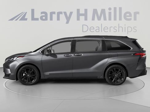 Used 2022 Toyota Sienna XSE AWD/4WD image 3