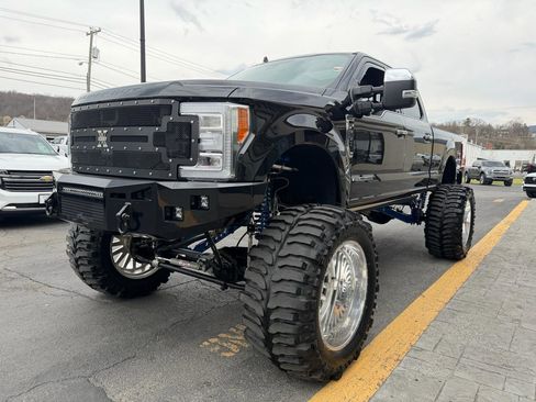 Used 2019 Ford F250 Platinum w/ Platinum Ultimate Package image 4