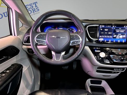 Used 2022 Chrysler Pacifica Touring-L FWD image 8