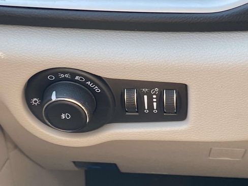Used 2023 Chrysler Pacifica Touring-L FWD image 33