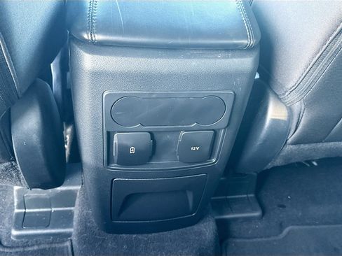 Used 2023 Ford Explorer XLT AWD/4WD image 25