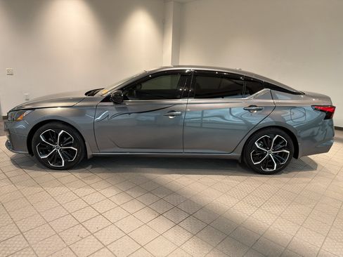 Used 2024 Nissan Altima 2.5 SR w/ SR Premium Package FWD image 2