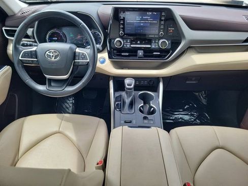 Used 2022 Toyota Highlander XLE AWD/4WD image 15