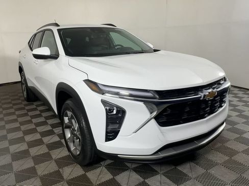 New 2026 Chevrolet Trax LT w/ LT Convenience Package FWD image 3