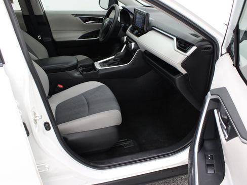 Used 2020 Toyota RAV4 XLE w/ Convenience Package FWD image 38