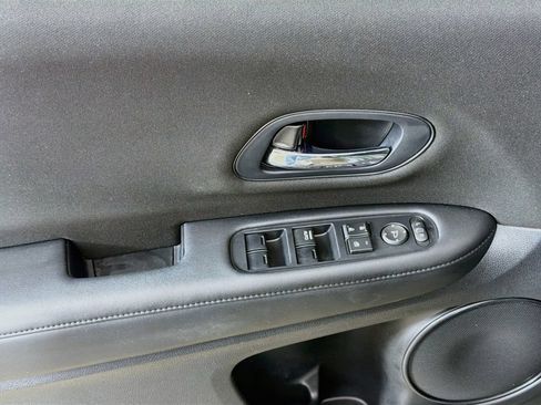 Used 2018 Honda HR-V LX image 26