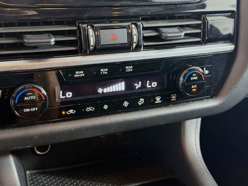 Used 2024 Nissan Pathfinder SV FWD image 23