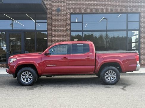 Used 2017 Toyota Tacoma SR5 w/ Tow Package image 3